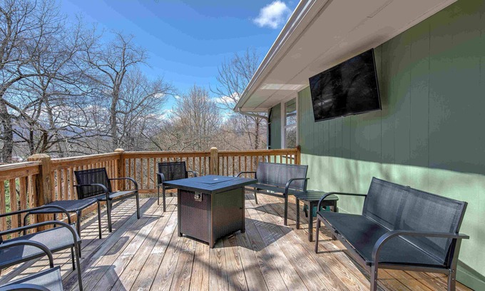 Black Mountain House | Disoway Getaway house in Black Mountain with 4 bdrms, fire pits, and game room.