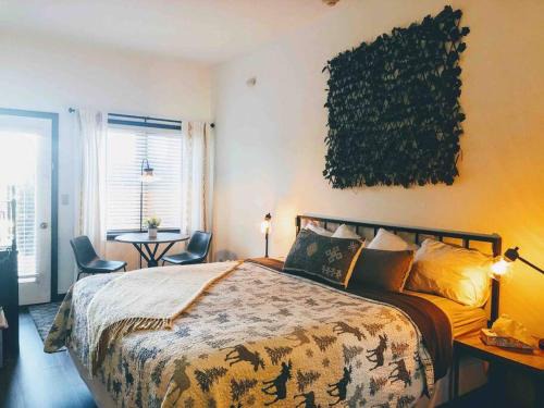 Granby Apartment | DOCO Rocky Mountain Vacation Rental-King Room with Resort Amenities