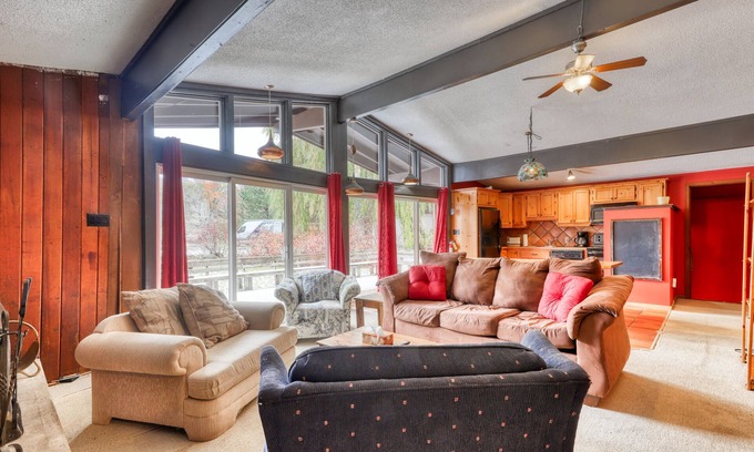 The Blue Mountains Ski Chalet | Dog-friendly, mountain-facing chalet w/ a dry sauna - walk to the Village