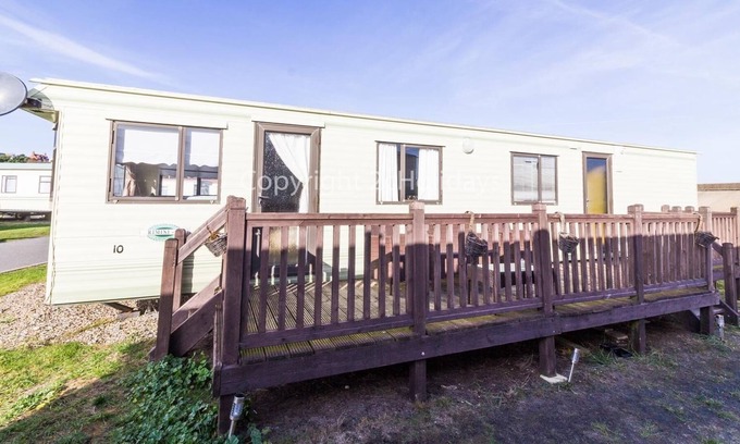 Lowestoft House | Dog friendly caravan at North Denes in Suffolk by the beach ref 40075ND