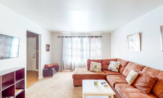 Bloomington Condo | Dog-Friendly Condo near Indiana University - Full Kitchen & Assigned Parking