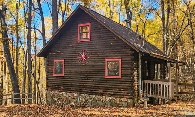 Walnut Mountain Cabin | Dog-Friendly Mountain Cabin with hot tub, pool, & ping-pong