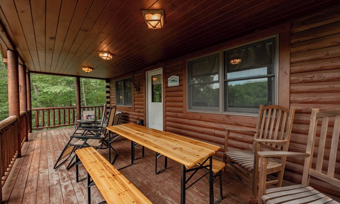 North Glade Hills House | Dog Friendly Peaceful Cabin w/Hot Tub