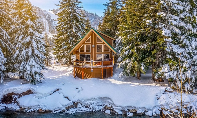 Snoqualmie Pass Cabin | Dog-friendly riverfront cabin with deck, hot tub, gas fireplace, & game room