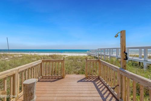 Sunnyside House | Dolphin's Point - West End - Sleeps 12!