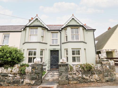 Dinas Cross House | Dolwern