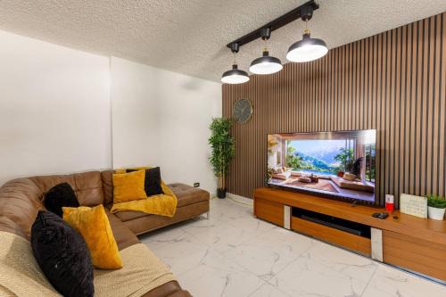 San Antonio House | Dorado 6BR Family Group Retreat