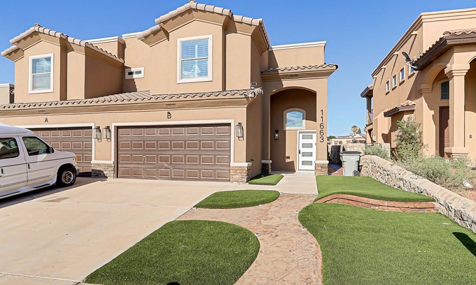 Biggs Field House | Dos Palmas Home/Modern 3BR Townhome w/Garage