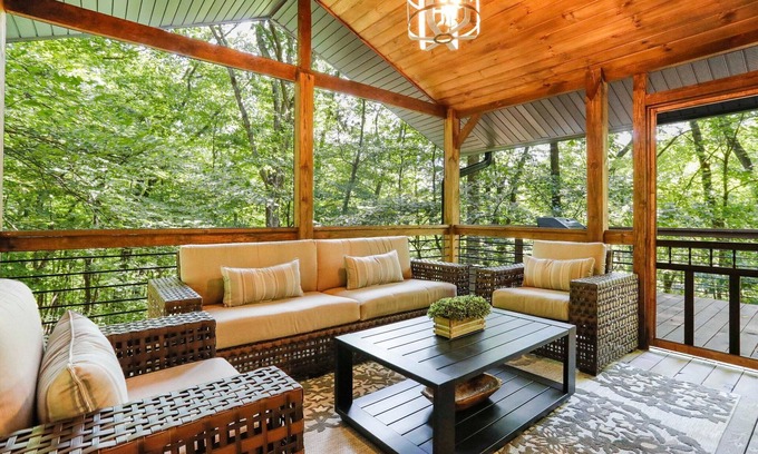 Berkeley Springs Cabin | 🌳Double Decker Screened Porches 🥾Hike to Brewery🌟4 BED 4 BATH❄️Private HotTub