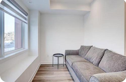 Downsview House | Downsview Park Townhome queen bed near Yorkdale Transit