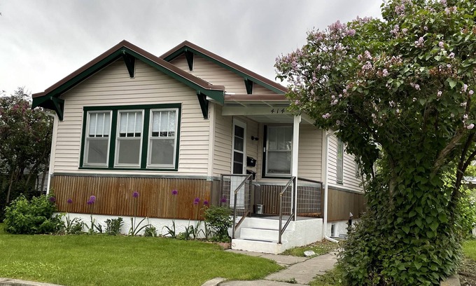 Livingston Apartment | Downtown 2 bed/1 bath with deck and back yard