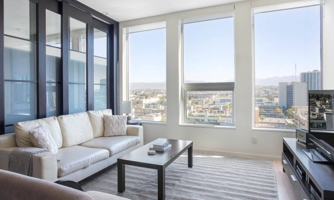 City West Apartment | Downtown 2BR w/ Pool, Gym & W/D nr Convention Center, by Blueground