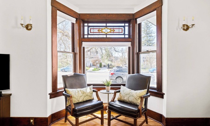 East End House | Downtown Bungalow with Geothermal Hot Spring