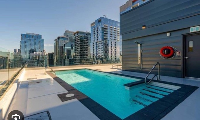 Shaughnessy Village Apartment | Downtown condo Montreal - Pool, Patio