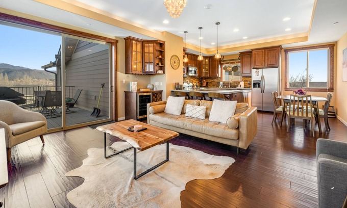 Southside Condo | Downtown Condo with Private Hot Tub, WiFi, Washer/Dryer, and Rooftop Balcony