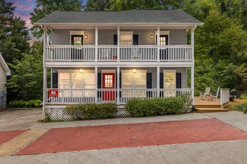 Gatlinburg House | Downtown Dolly is a 2 bed 2bath creekside cottage only a half mile from downtown Gatlinburg