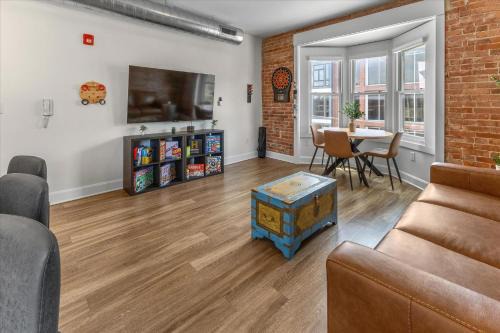 Lockerbie Square Apartment | Downtown Indy - Famous Mass Ave with Balcony