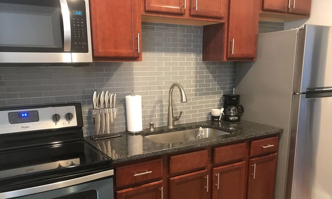 Historic Hill Apartment | Downtown Newport * Walk Everywhere * 2 BDRM * Sleeps 6