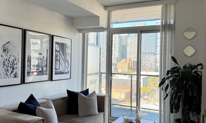 St. Lawrence Condo | Downtown Toronto Condo with Office Space! Walking distance to Scotiabank Arenan