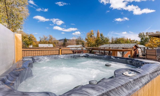 Flagstaff House | Downtown Townhouse w/Hot Tub, A/C & Sleeps 8!