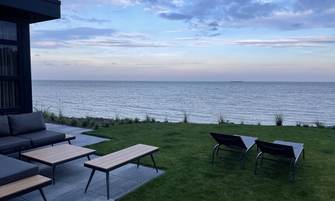 Enkhuizen Ski Chalet | Dream chalet directly on the IJsselmeer