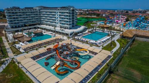 Side Hotel | Dream Water World