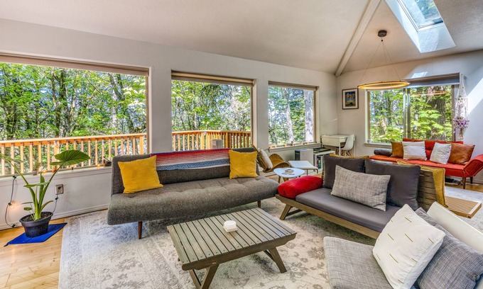 Western House | Dreamy quiet escape near downtown with wraparound deck, fast WiFi & W/D