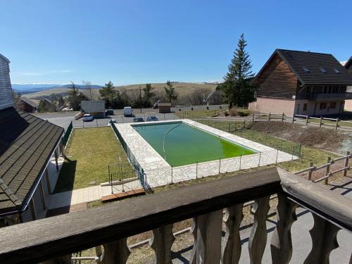 Besse-et-Saint-Anastaise Apartment | Duplex calme avec piscine et balcon près de Super-Besse - FR-1-814-40