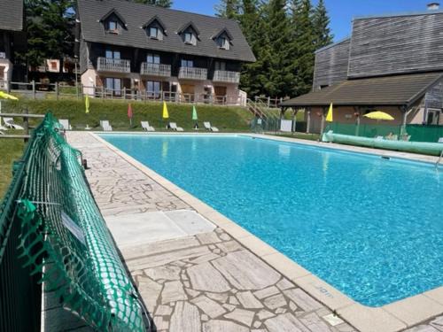 Besse-et-Saint-Anastaise Apartment | Duplex spacieux avec piscine aux Bois de la Reine - FR-1-814-60