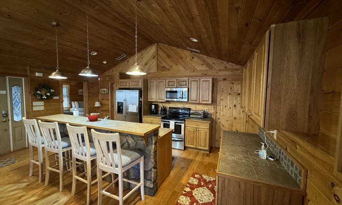 Boone Cabin | Eagle's Nest Retreat: Just Minutes from Downtown Boone