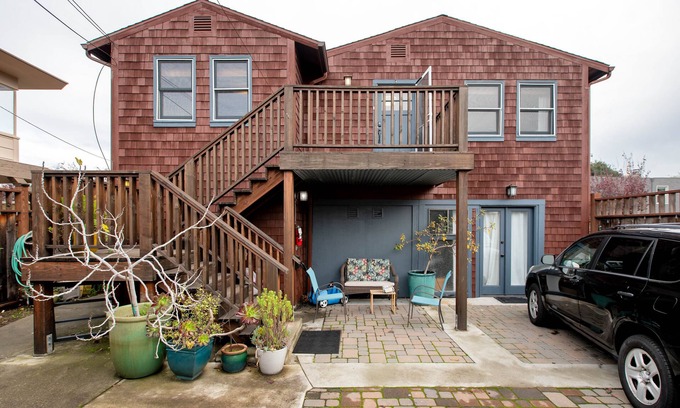 East End Apartment | East End Guest House Close to Downtown