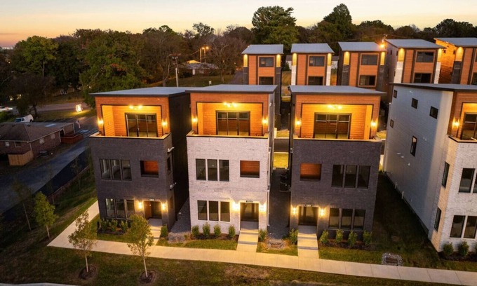 Madison House | East Nash Luxury Escape w/Rooftop Deck-Sleeps 12!