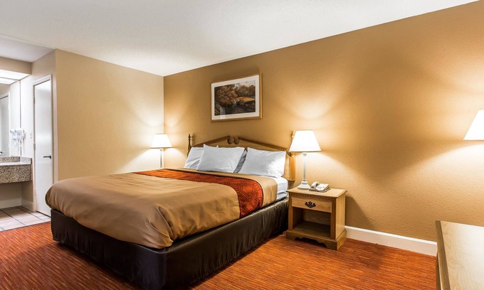 Huntsville Hotel | Econo Lodge Inn & Suites