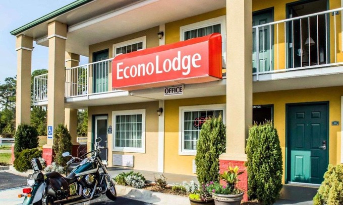Lloyd Cabin | Econo Lodge