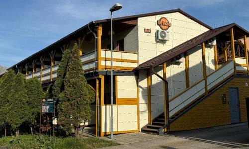 Sturovo Apartment | EL PASO ubytovanie chata J9 - J13 v areáli kúpaliska