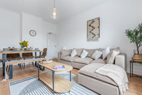 Harborne Apartment | Elegant 4Bed Executive Stay Wi-Fi and Parking