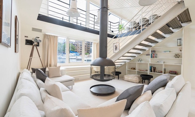 Tower Hill Boat Rental | Elegant houseboat with sauna amenities