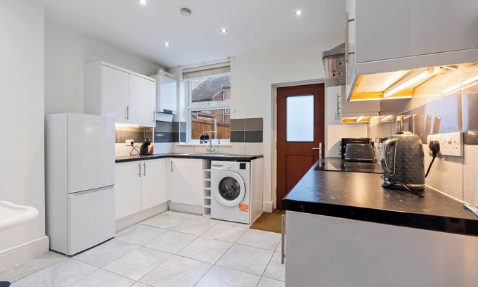 Nottingham House | Elegant Stay Sleep 8 Parking