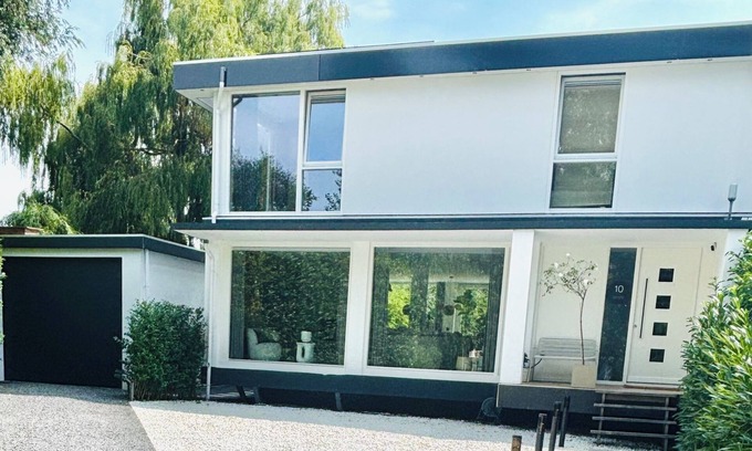De Rivieren House | Elegant villa in The Hague- lots of space inside and out! 8 persons