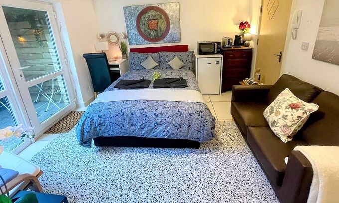 Chorlton-cum-Hardy House | En-suite Double Room - Private Entrance & Free Parking