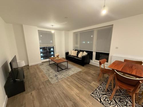 East Acton House | En-suite Double Room in a shared apartment close to central London