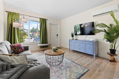 Coral Way Apartment | Enchanting cozy Apartment 10 min away from airport, Calle 8, Brickell, Coral Gables, the beach and more!