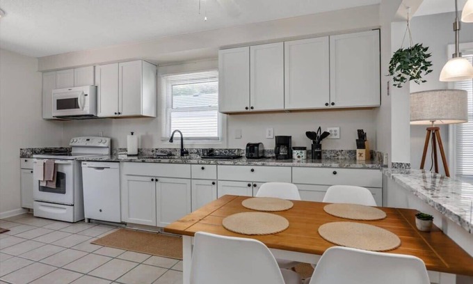 Madison Heights House | Enjoyable Stay for Families and Friends by Detroit