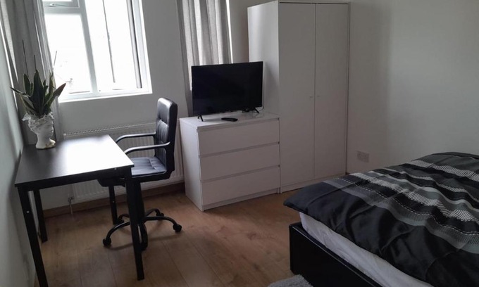 Harrow Apartment | Entire apartment for 4 guests 2 double Rooms in London - Next to Sudbury hill tube station