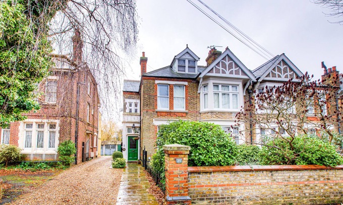 Southend-on-Sea Apartment | Entire Artistic Open-plan Top Floor Apartment
