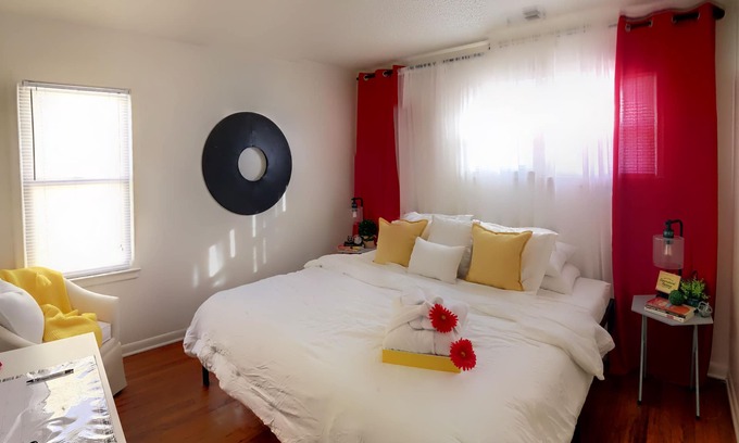 Madison Heights House | Entire Home π π Xfinity TV WIFI Free WasherDryer