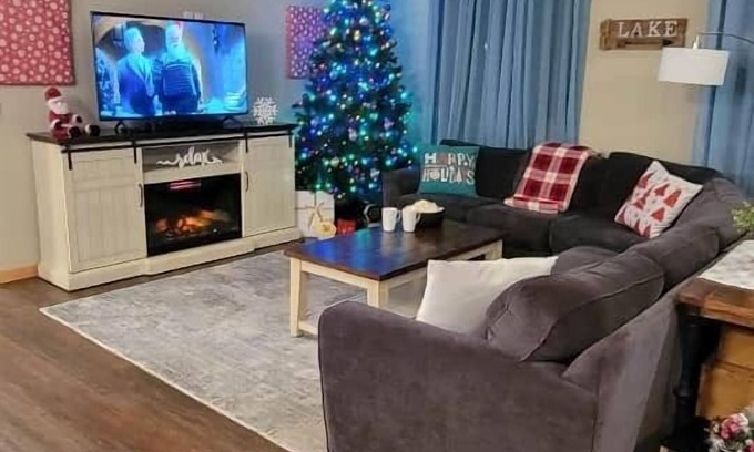 Lindstrom Cabin | EPIC Gameroom*Spacious 4 bdrm*🎄 Holiday Decor