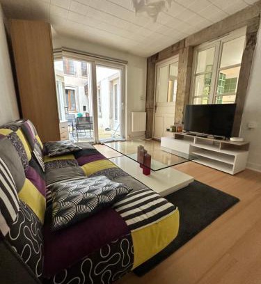 Epinal Apartment | Epinal Hyper Centre, Place des Vosges T2 avec terrasse et salon de jardin.