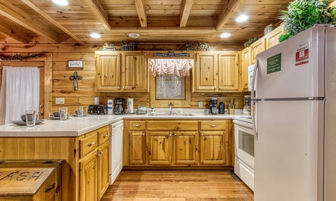 Pigeon Forge Cabin | Er312- Bear Mountain Memories- Great Location- Close To Town 6 Bedroom Cabin by RedAwning