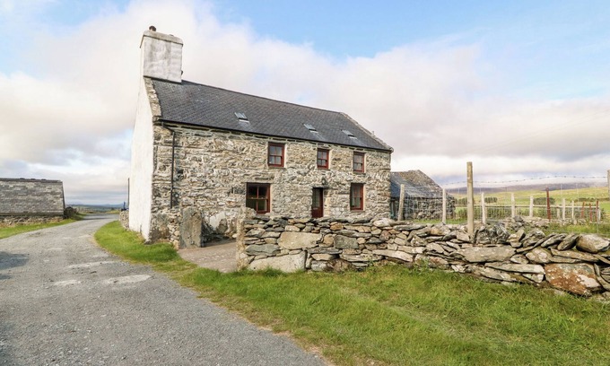 Garndolbenmaen Cottage | EREINIOG, family friendly, with open fire in Tremadog